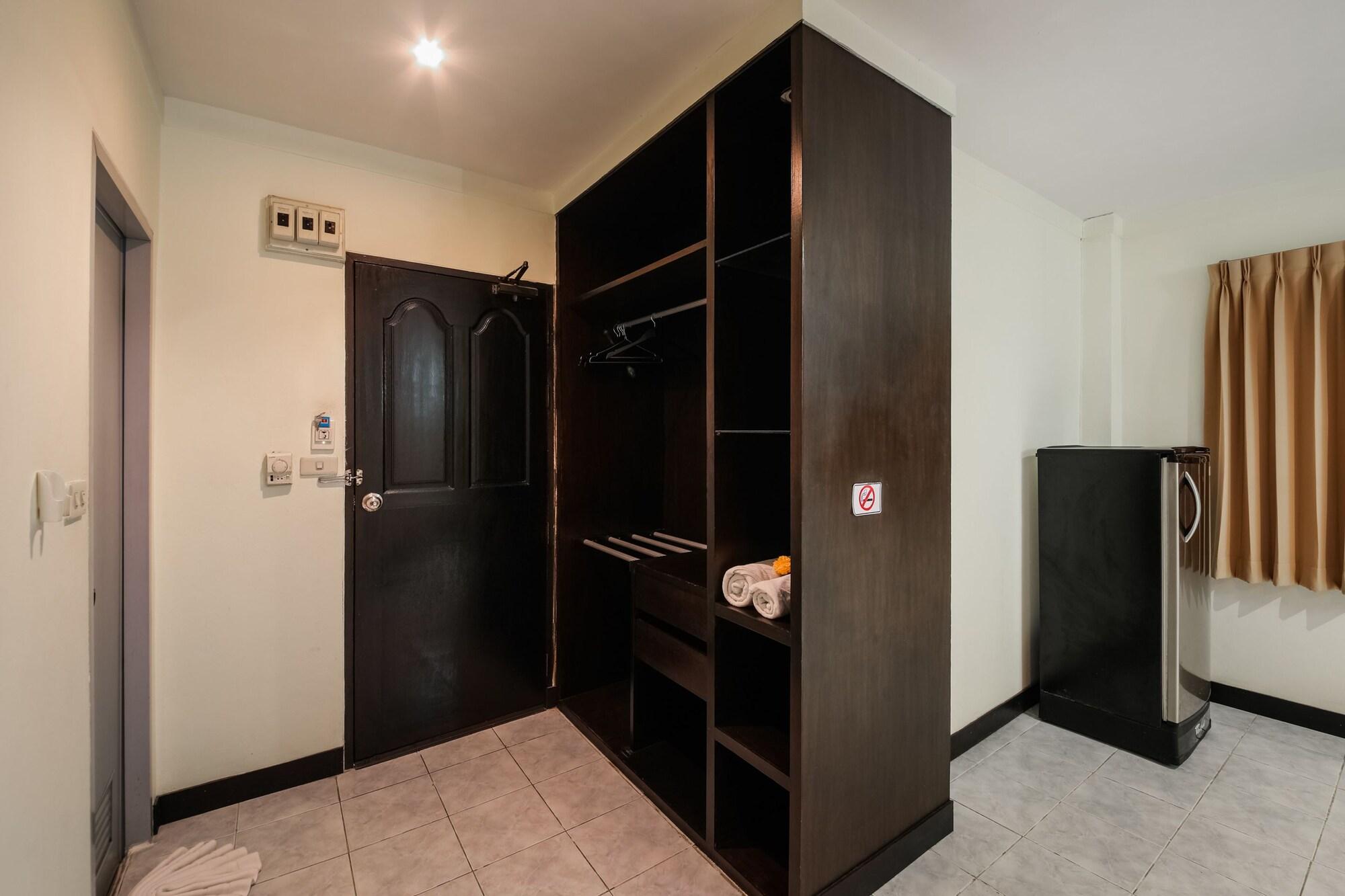 Oyo 244 Roar Inn Patong Екстер'єр фото