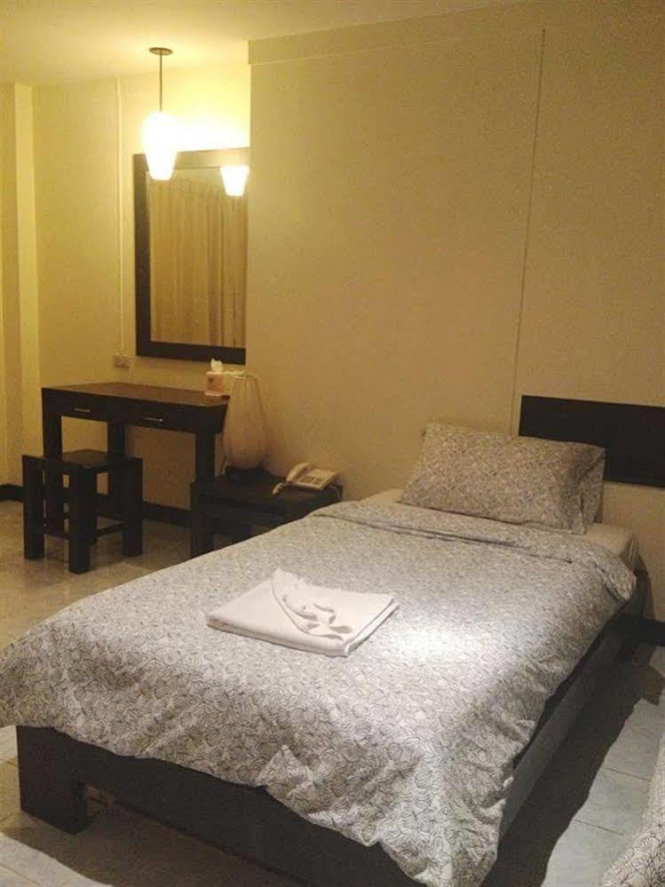 Oyo 244 Roar Inn Patong Екстер'єр фото
