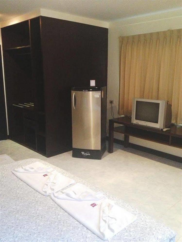 Oyo 244 Roar Inn Patong Екстер'єр фото