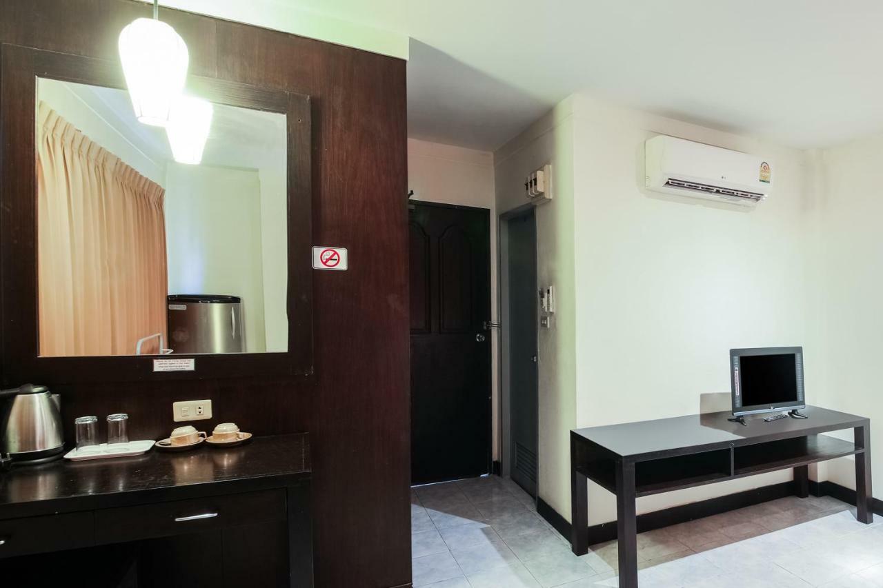 Oyo 244 Roar Inn Patong Екстер'єр фото